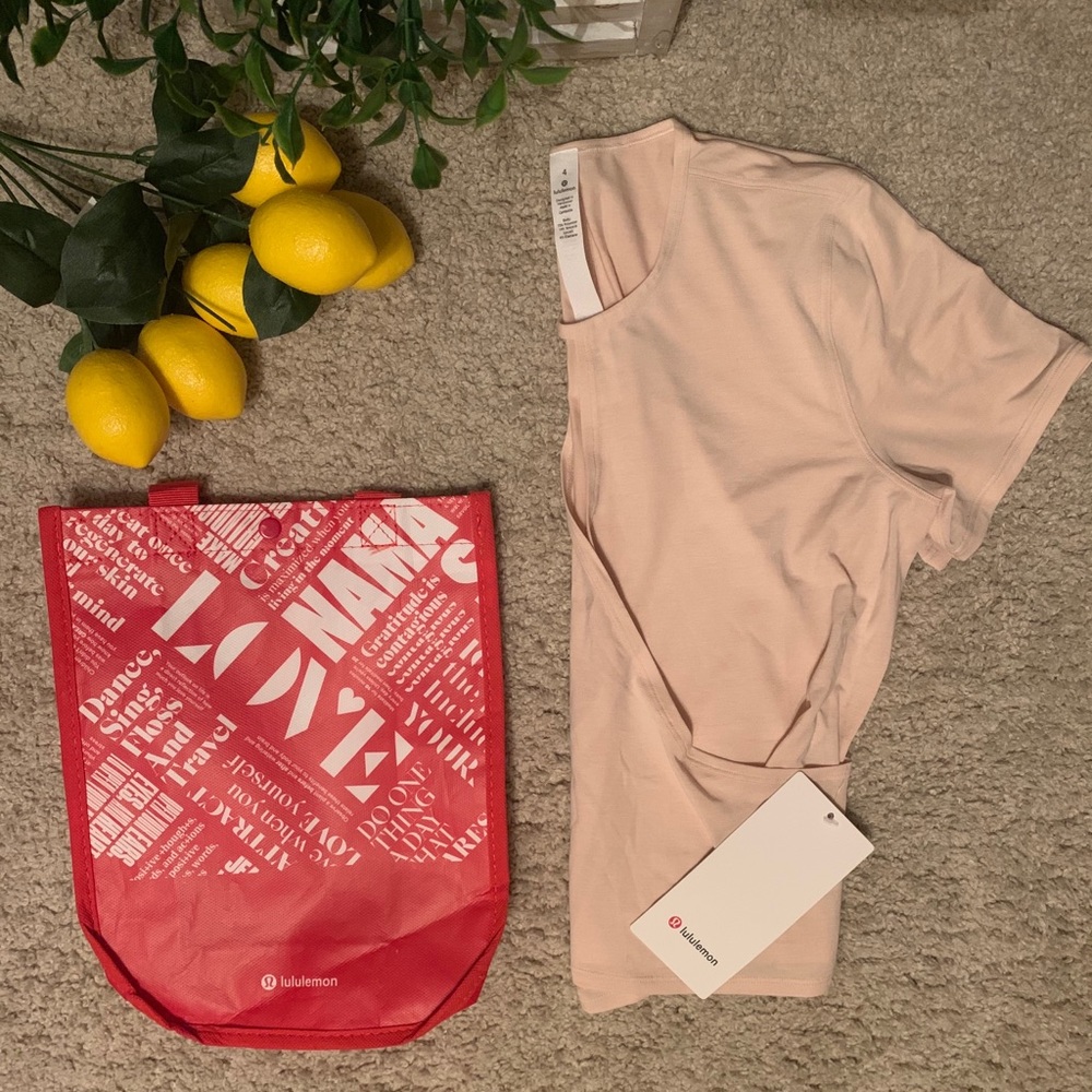Lululemon tee🍋